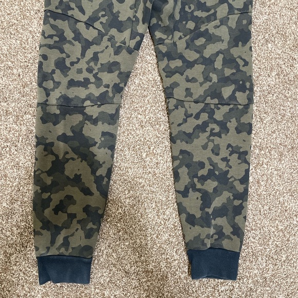 Nike camo tech fleece pants size small, slight peeling - Picture 5 of 6